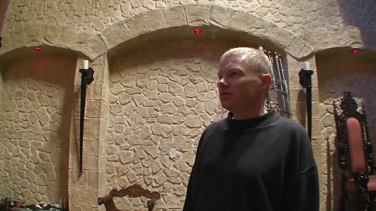 BDSM Jerman - dia kencing pada makanan