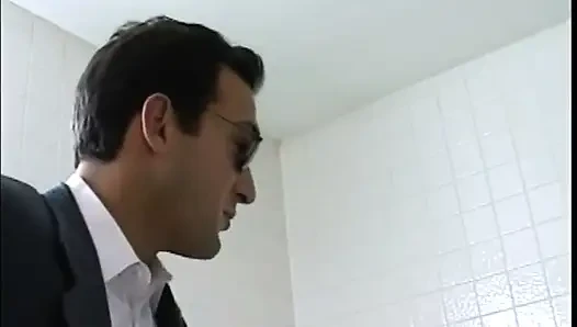 Cewek sange ini lagi ngentot pantat bahenolnya habis-habisan sampai lubangnya menganga lebar!