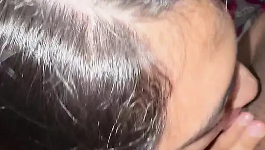 Er zieht mein Kleid aus und fickt mich sehr gut