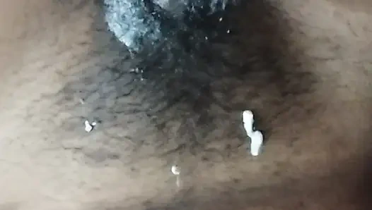 Pelacur semok lagi asik muasin dirinya sendiri pakai timun