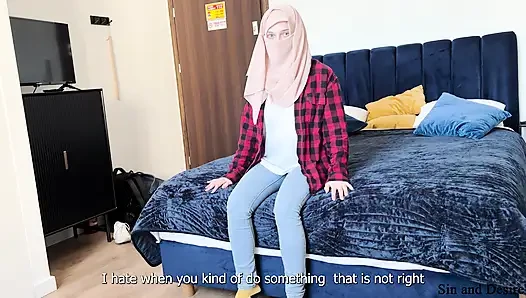 "Babanın yarağınınkinden daha büyük!" Arap üvey anne paylaşılan bir otel odasında üvey oğlunun sünnetsiz yarağını kocasıyla karşılaştırıyor