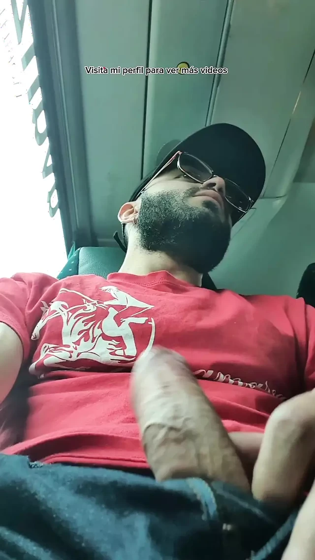 Так близко к оргазму в автобусе, я такая горячая!