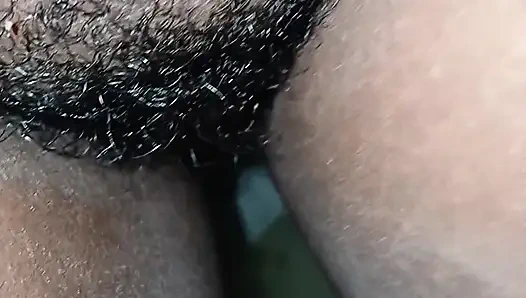 İri güzel üvey anne üvey oğlunu ona çıplak bakarken yakaladı, onu parmaklamaya hoş geldiniz.