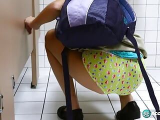 Kharlie Stone faz xixi e se masturba no banheiro da escola