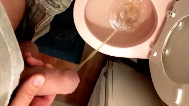 Old dick pissing in the bathroom !!! A man pees in the toile