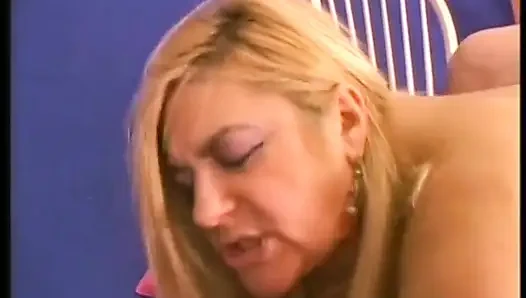 Yaramaz İtalyan kadın Vanessa Reymoans oyuncu kameraman tarafından yerde sert domaltılarak sikiliyor