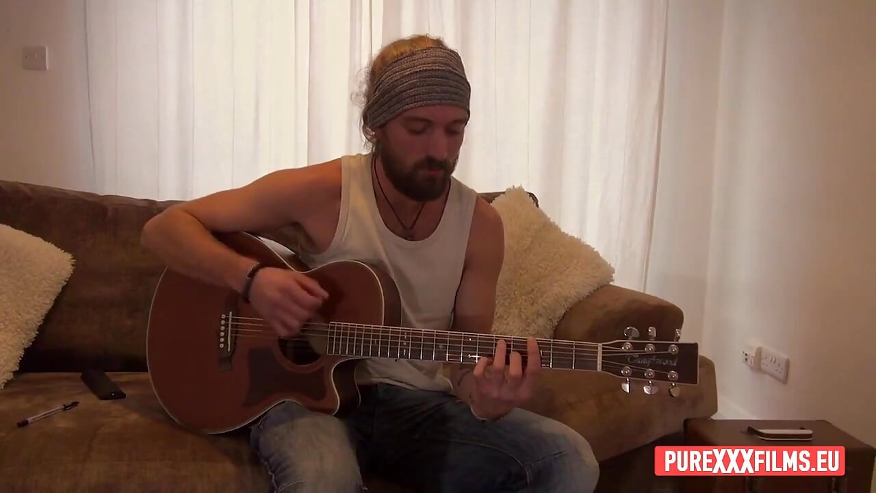 甜美的黑发女郎Jess Scotland被jonny Cooper狠操