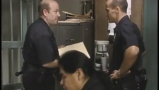 Cewek semok latina berlutut sambil nyepong kontol ceroboh sebelum ngentot di penjara