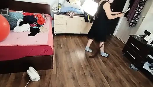 Amatör kadın kıyafetlerini denerken ve keserken eğleniyor.