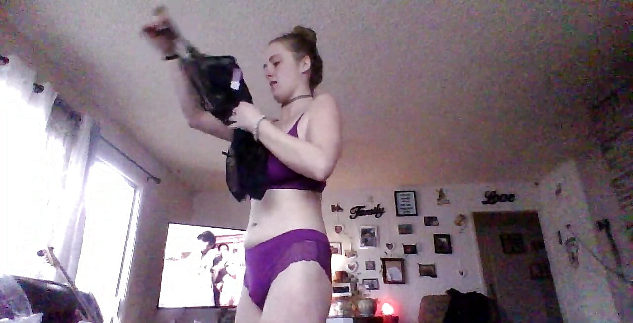 ดูฉันลองลากจาก Adore Me กล่องสมัครสมาชิกรายเดือนที่คุณจะได้ลองเสื้อผ้าก่อนที่จะซื้อ