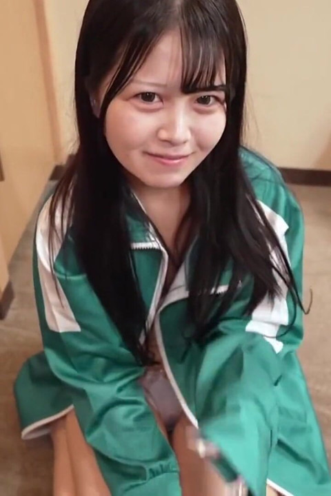 黒髪の細身の学生が滑らかな手技でからかい、彼を突然の解放へと導く