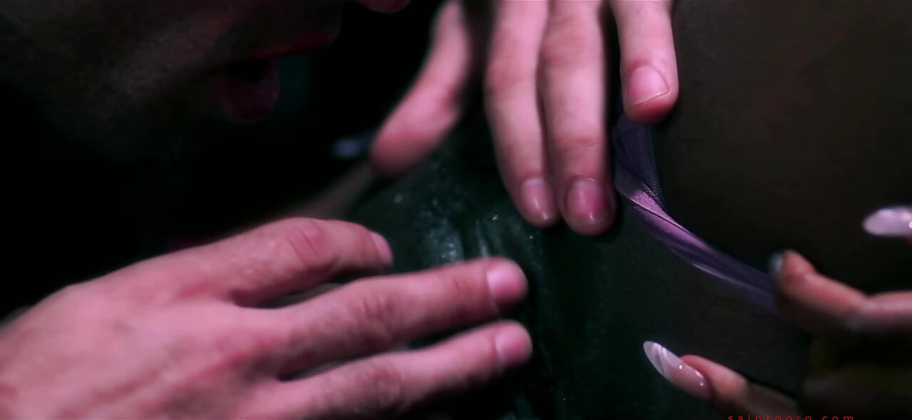 Jasmine Webb pinta su cara para una noche de acción