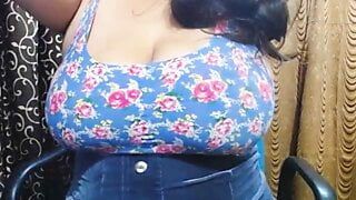 그녀의 큰 가슴을 보여주는 Desi bhabhi 라이브 2