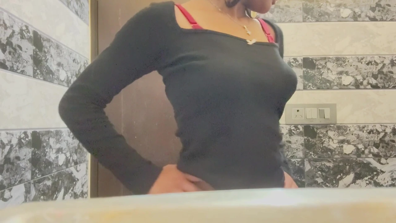 Seksi hatun banyoda göğüslerini gösteriyor