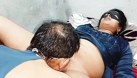 Возбужденная неха бхабхи сосет и трахает тугую киску, видео с ясным хинди голосом