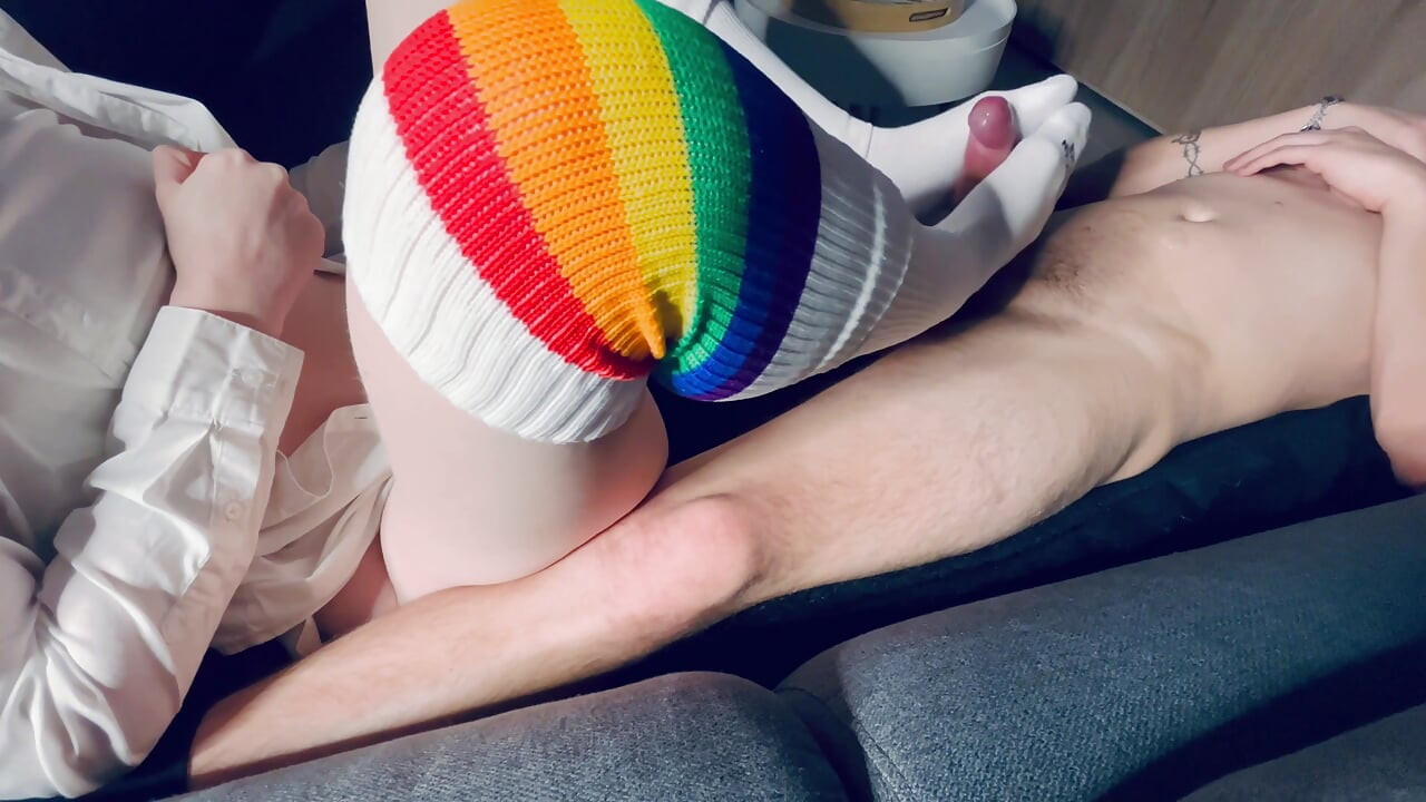 Le Hago Un Calcetín a Mi Hermanastro Con Calcetines Largos