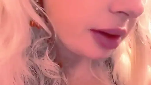 Video terakhir cewek binal ini lagi asik malam ini!