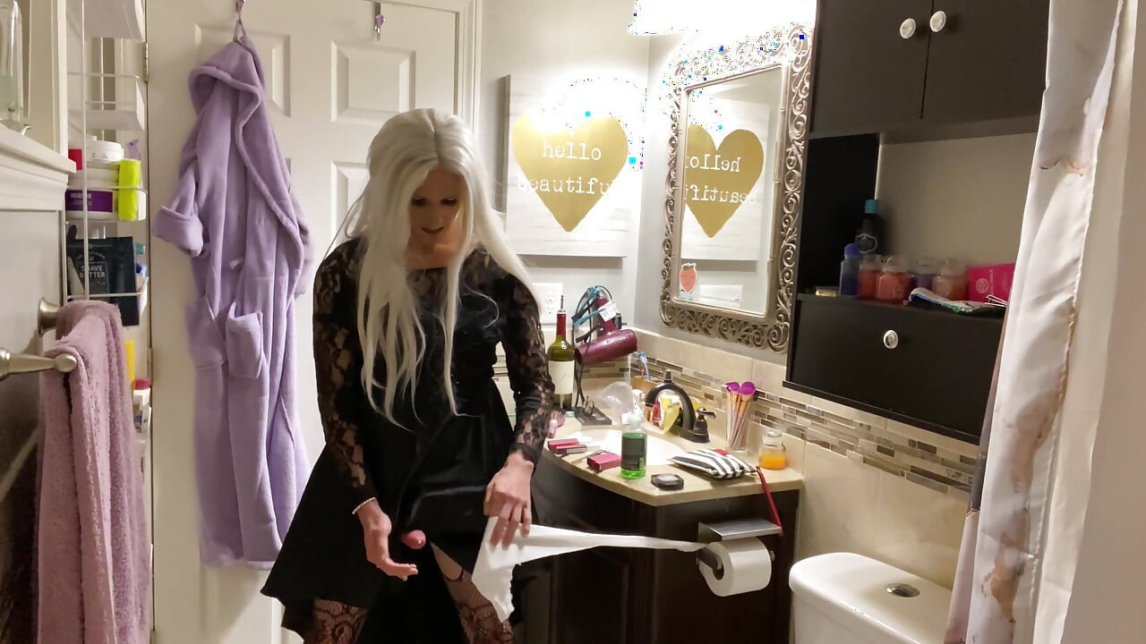 Emo Crossdresser Puts on Buttplug and Jerks off