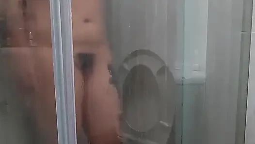 Kıllı vajina ile duşta mastürbasyon