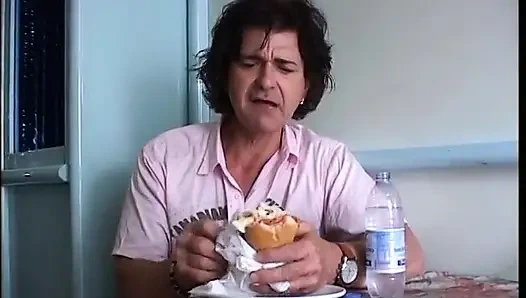 Ngentot memek berbuluku habis-habisan