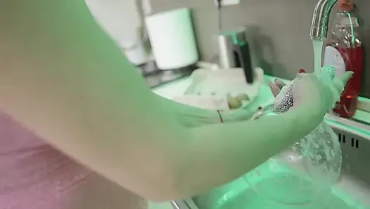 Canı sıkılan sarışın orta yaşlı seksi kadın ateşli ayaklarla yumurtaları eziyor - ayak fetişi ezme!