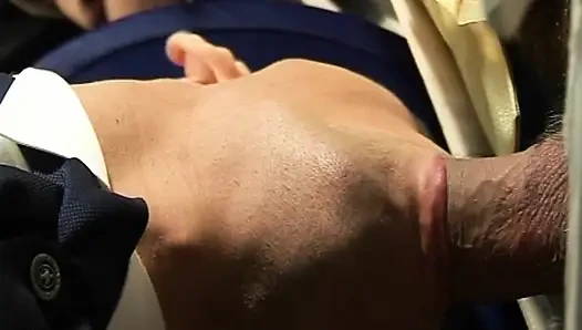 Üç genç asılı kaslı adam vahşi doğada arabada anal sikişiyor