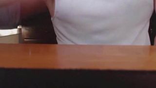 Garoto branco atlético enorme pau se masturbando na webcam