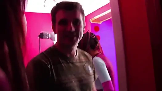 Татуированная девушка трахается в задницу, трахает пальцами большой член, сосет