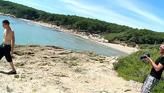 Şehvetli kaltağın derin doldurulmuş ıslak kutusu sikiş deliği dölle dolu minyon görünüyor