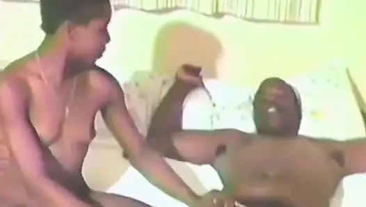 Pasangan ebony amatir nyepong dan ngentot