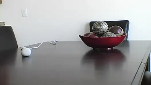 Solo-traumschätzchen allie vibrator auf dem schreibtisch