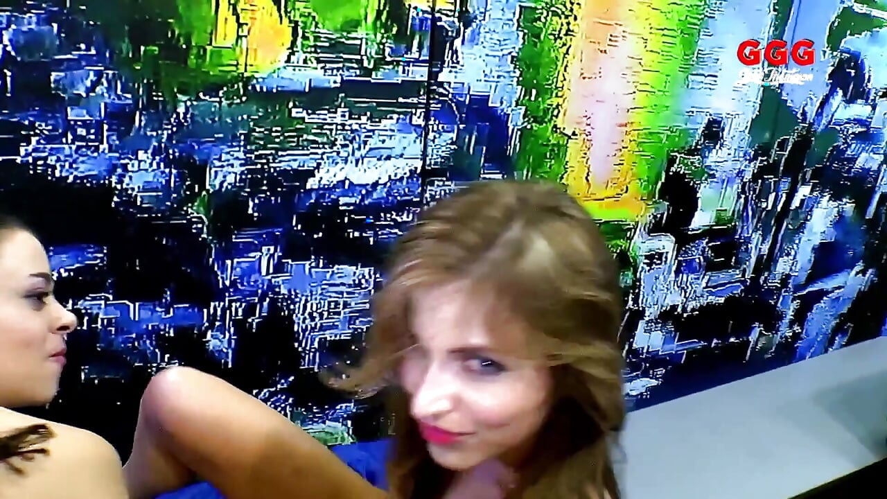 Lia Louise không sợ hãi con cu to hoang dã bú và làm tình