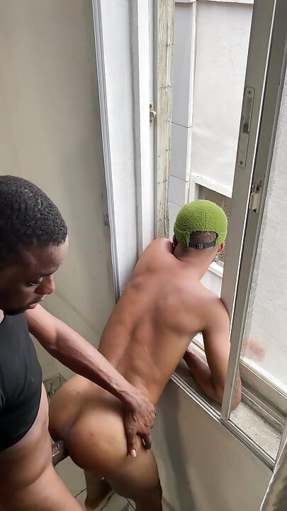 Ich habe meinen schwarm an einem fenster gefickt
