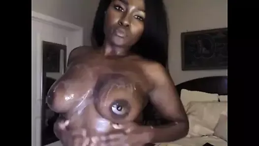 Sexy diosa negra se lubrica y provoca