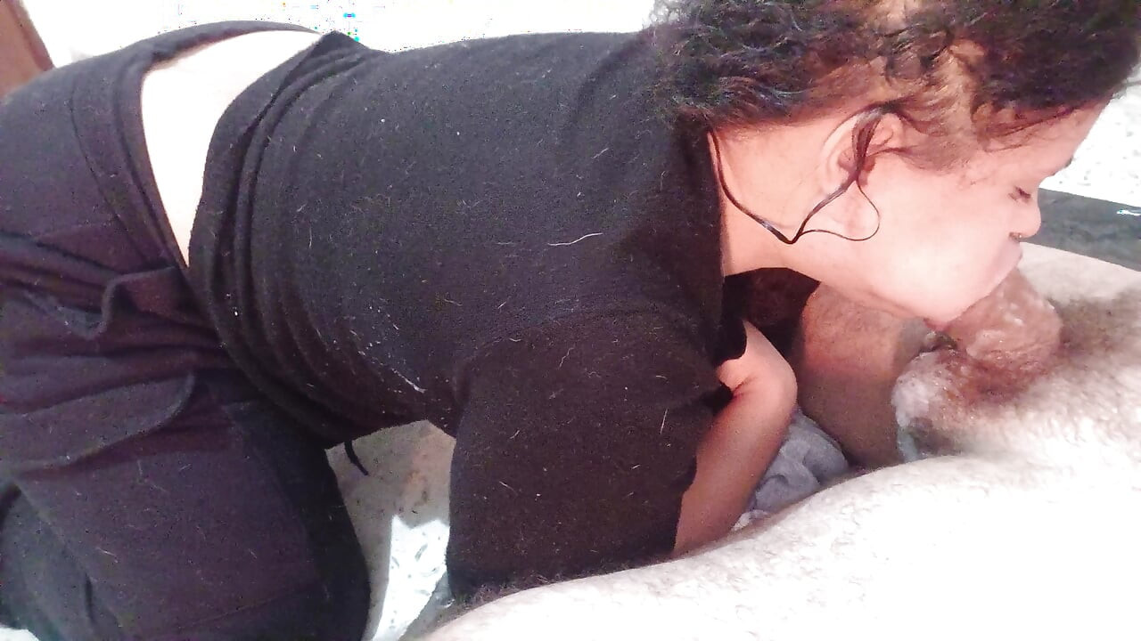 EXTREME POV OF THIS LITTLE MOUTH GOING DEEP INTO THE STALK OF THE CUCKOLD'S EXICTADO COCK