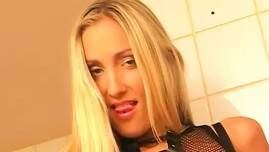 Blondes schätzchen bekommt muschi zu explosivem orgasmus geleckt
