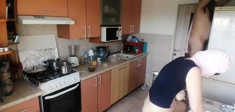 Hot amateur couple having fun in the kitchen. Sexy mom has breakfast in the bedroom, hairy pussy, big tits, big ass.