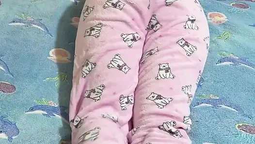 18 yaşındaki Meksikalı üvey kız seksi pijamalarını giyerek üvey babasını sikiyor