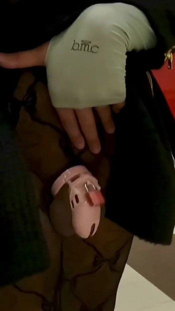 「Mall Flash In Sissy Chastity」の壮観な瞬間