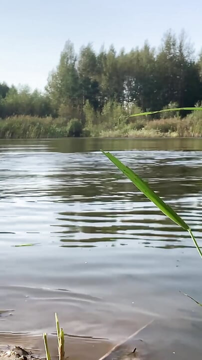 Trans djevojka pliva u jezeru u plavoj sportskoj haljini. Wetllok trans djevojka mokra.