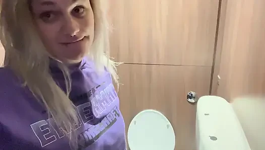 Fitnessstudio mädchen öffentliche toilette pissen