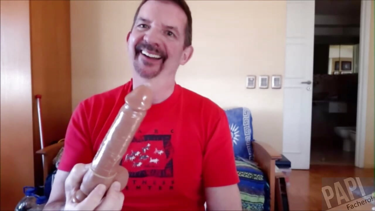 Jašem svoj realistični dildo za mog obješenog gladnog prijatelja!