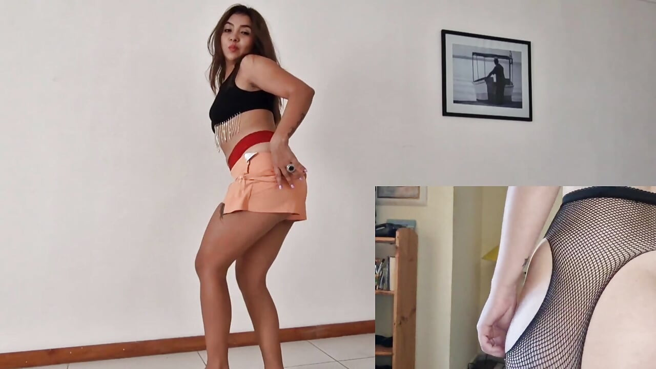 فتيات ساخنات يلعبن بهن