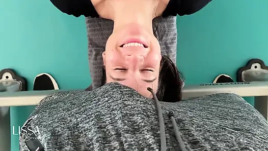 Abspritzen ins gesicht im fitnessstudio