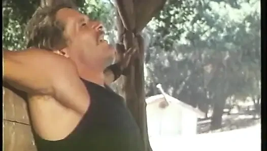 Beutiful kız açık havada banklarda bir yarak emiyor ve arkadan sikiliyor