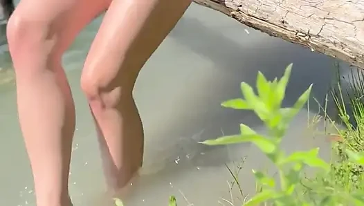 Nacktes Mädchen am Fluss