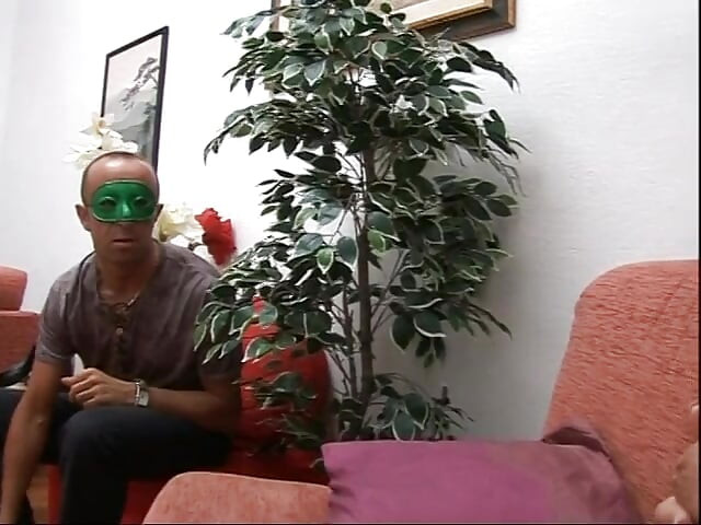 Maskeli tatlı İtalyan esmer sert sikiliyor