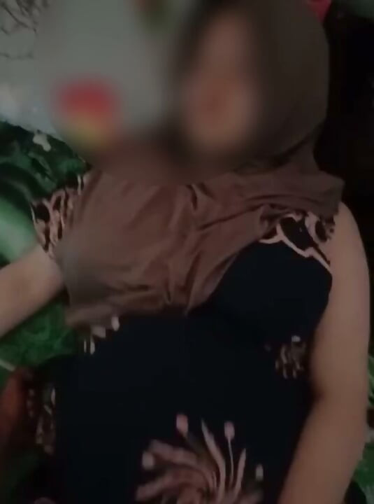 Suspinele fetei din sat cu hijab sunt foarte delicioase