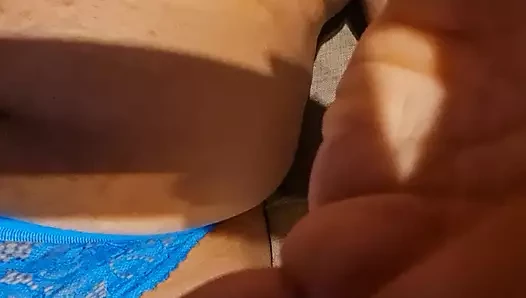 Sert yarağımla oynuyorum ve boşalıyorum