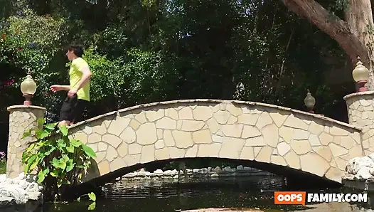 XXX pornosu seni asla bırakmayacaktır. Seni gerçek bir arı gibi hissettirecek ve en sürtük gibi seni sikecek!